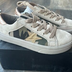 ShuShop Kids Paula Sneakers - Green Camouflage Star NIB